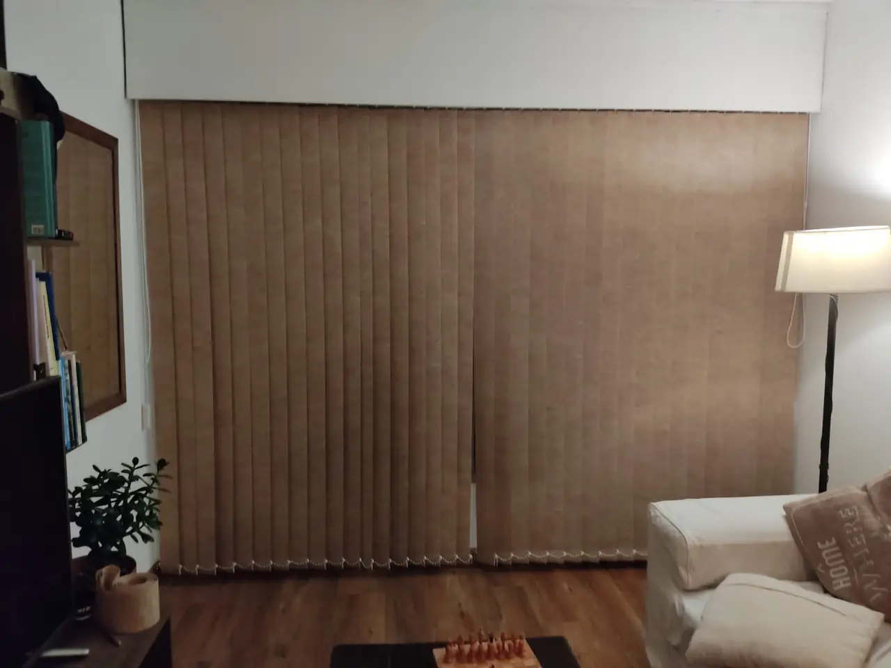 Bandas verticales de tela cerradas cubriendo una puerta ventana