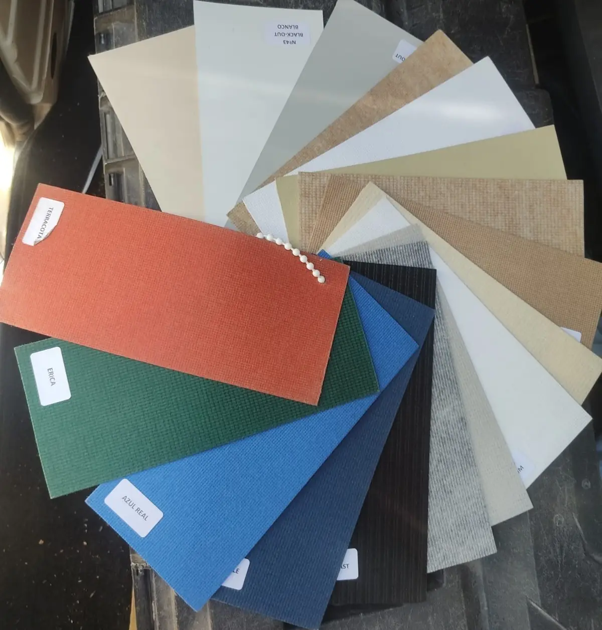 Muestrario de telas para bandas verticales en distintos colores