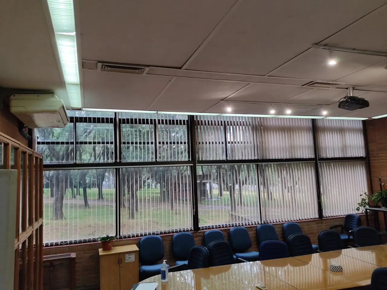Bandas verticales en los ventanales de una sala de reuniones
