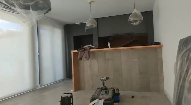 Cortinas roller screen en un ventanal con vista a una piscina