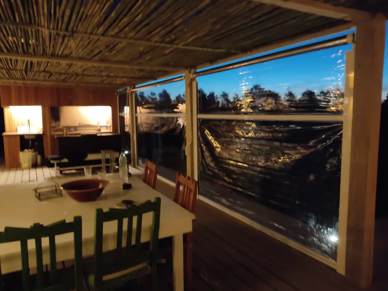Cerramiento de PVC transparente visto desde el interior de una galería