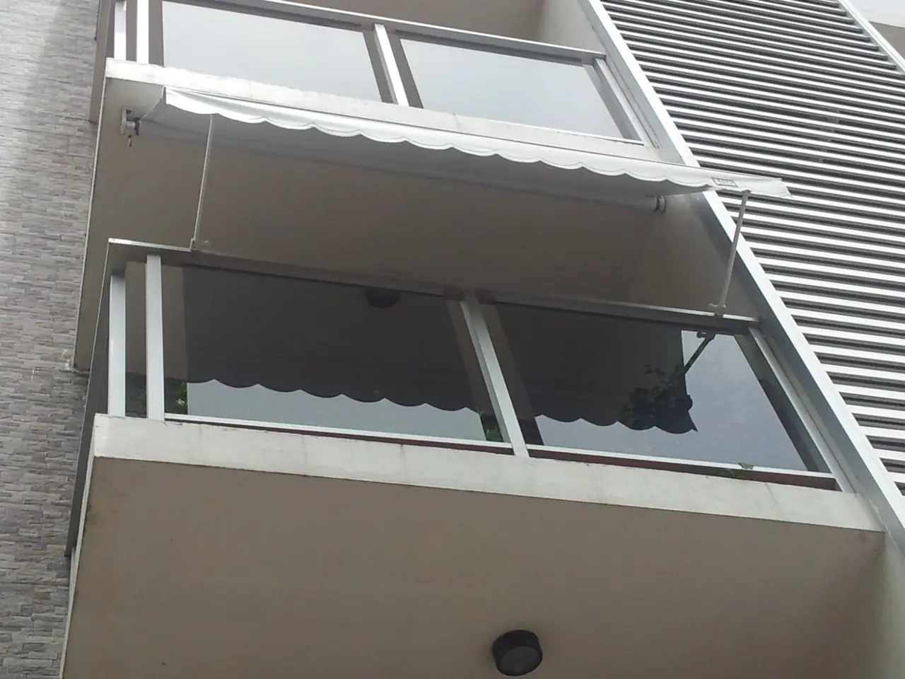 Toldos de brazo en los balcones de un edificio