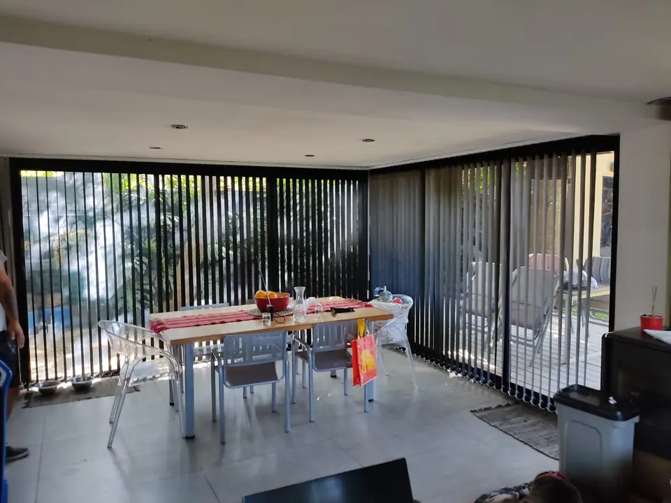 Bandas verticales oscuras en los ventanales de un comedor
