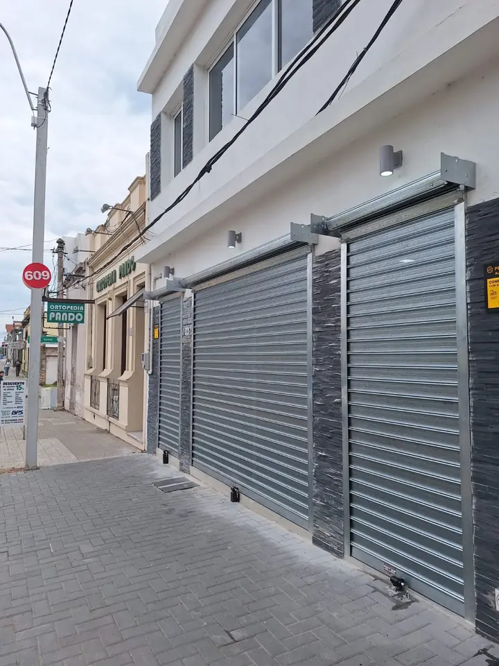 Cortinas metálicas en locales sobre la vereda